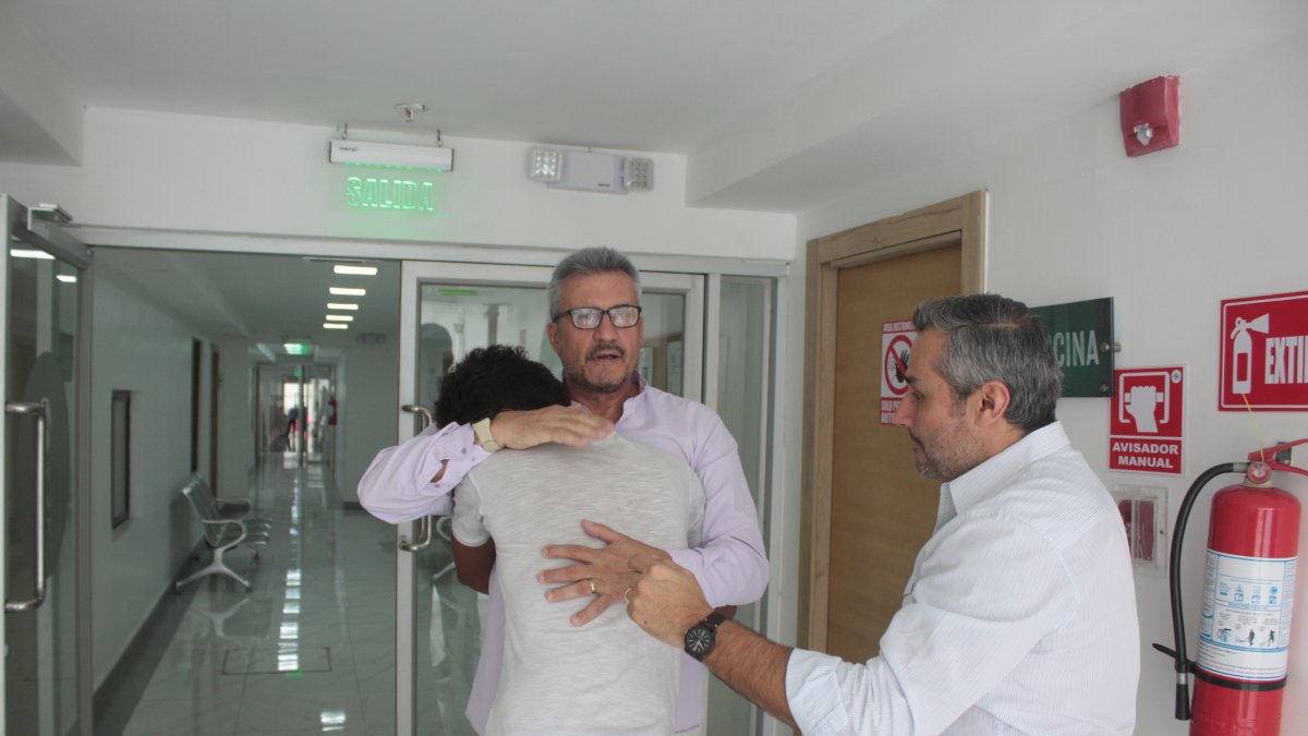 Hospital. Doctores del Hospital de Salud Mental, en Mapasingue, atienden a una persona que se siente con una profunda depresión