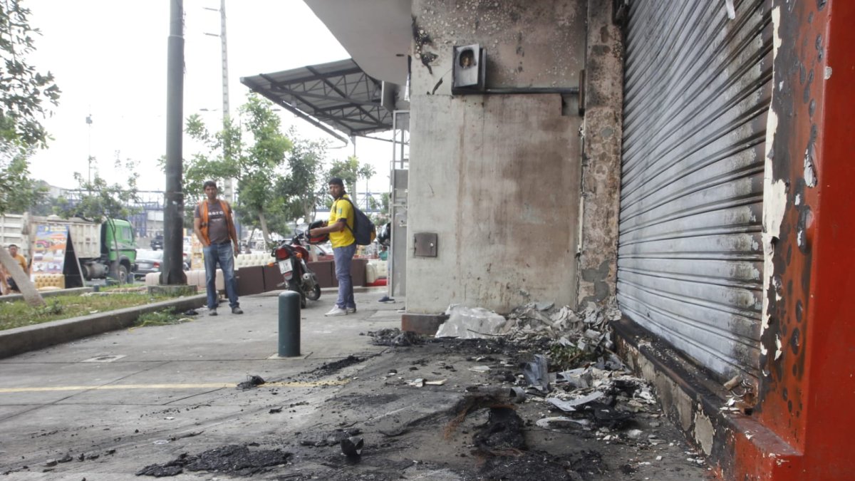 Los restos de metales quedaron en los exteriores de un local