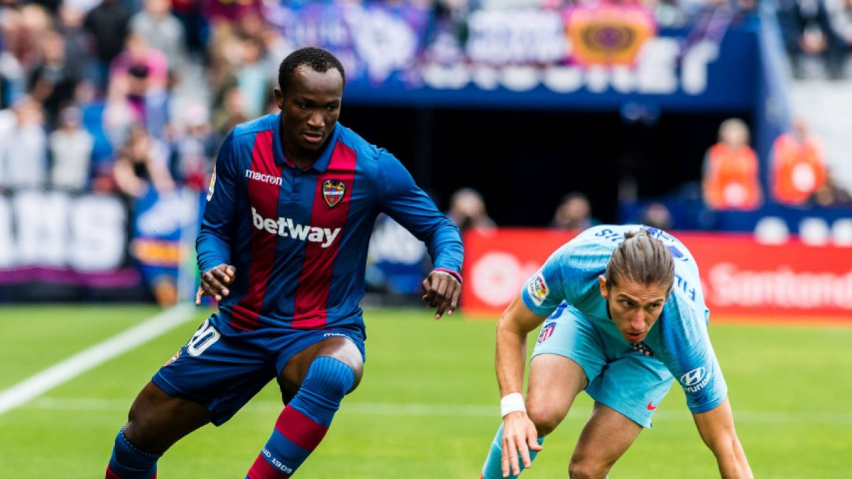 Raphael Dwamena disputando un balón en su época como jugador del Levante.