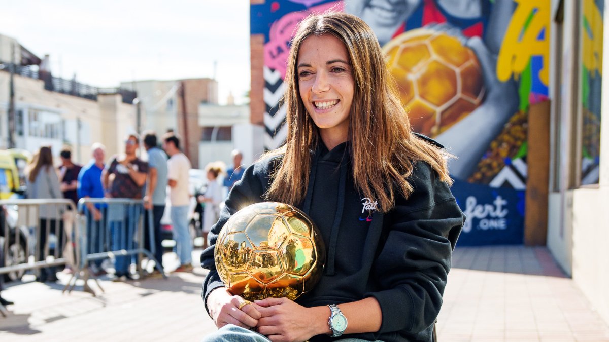 Aitana Bonmatí sosteniendo orgullosa el Balón de Oro que este año consiguió gracias a su destaca temporada no solo con el Barcelona de España, sino con la selección de su país.