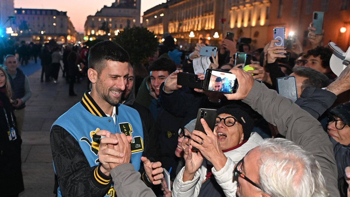 Novak Djokovic y la aceptación del pública en su llegada a Italia. Puede dejar de ser # 1 si los resultados no se le dan.
