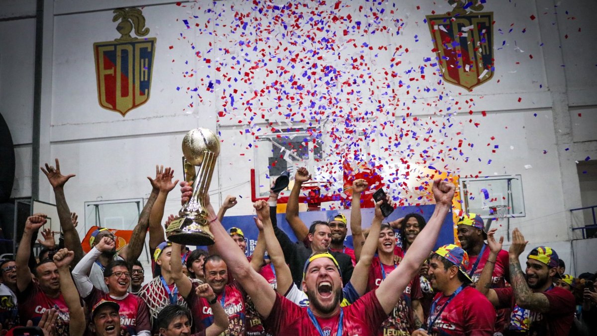 Leones de Riobamba se alzó con el título de la Liga  BásquetPro tras vencer en el séptimo partido  78-71 a Orange.