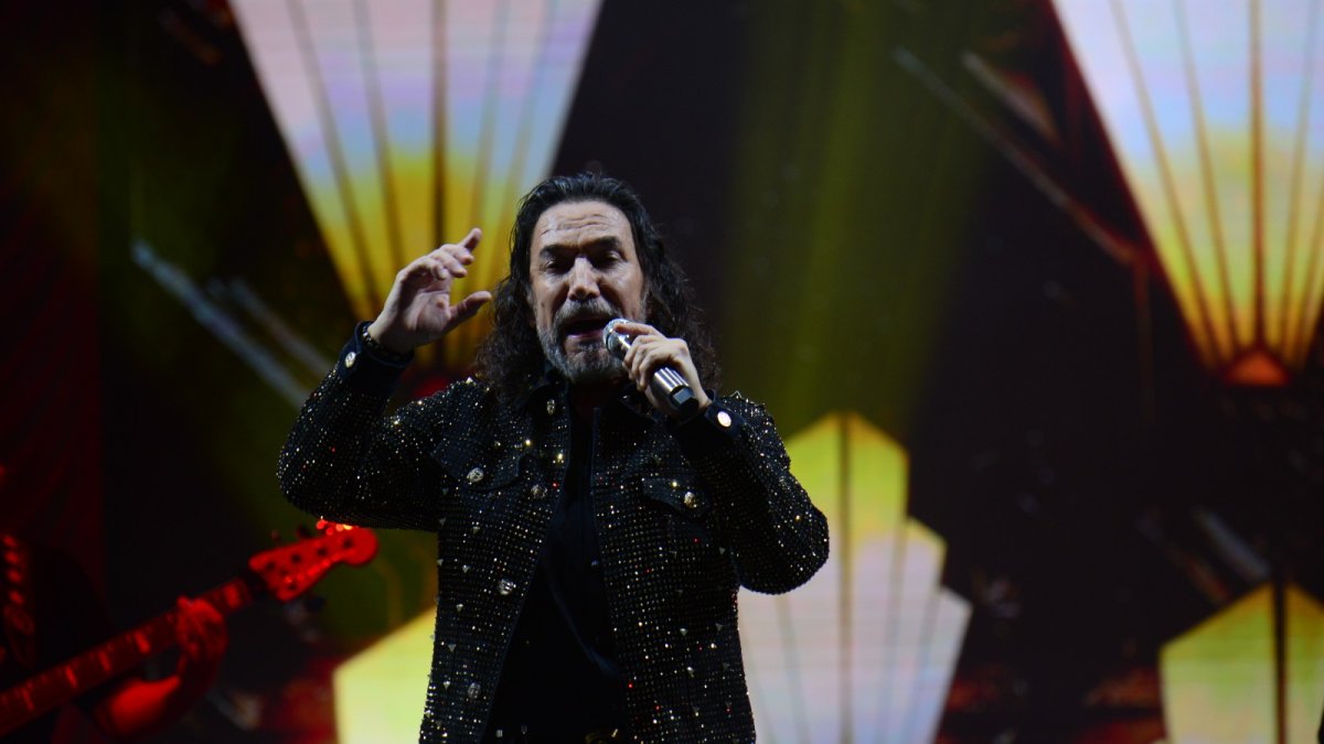 Previo al inicio de su concierto, la banda en vivo de Solís tocó para los asistentes y luego de 20 minutos apareció El Buki.