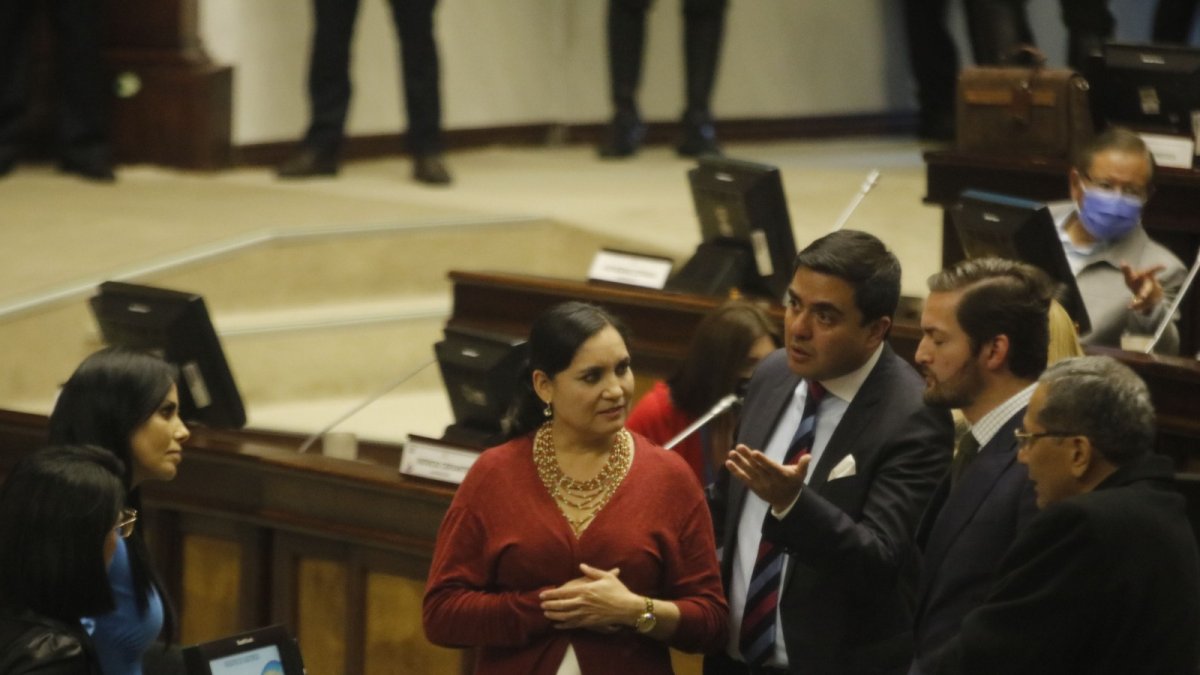 Pazmiño fue cercana a correístas y socialcristianos en la Asamblea, especialmente durante el juicio político al presidente Guillermo Lasso.