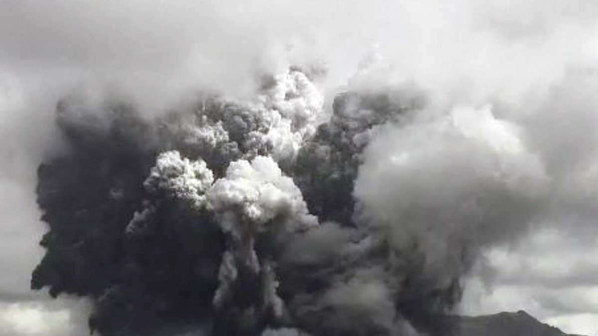 Foto referencial de volcán en erupción