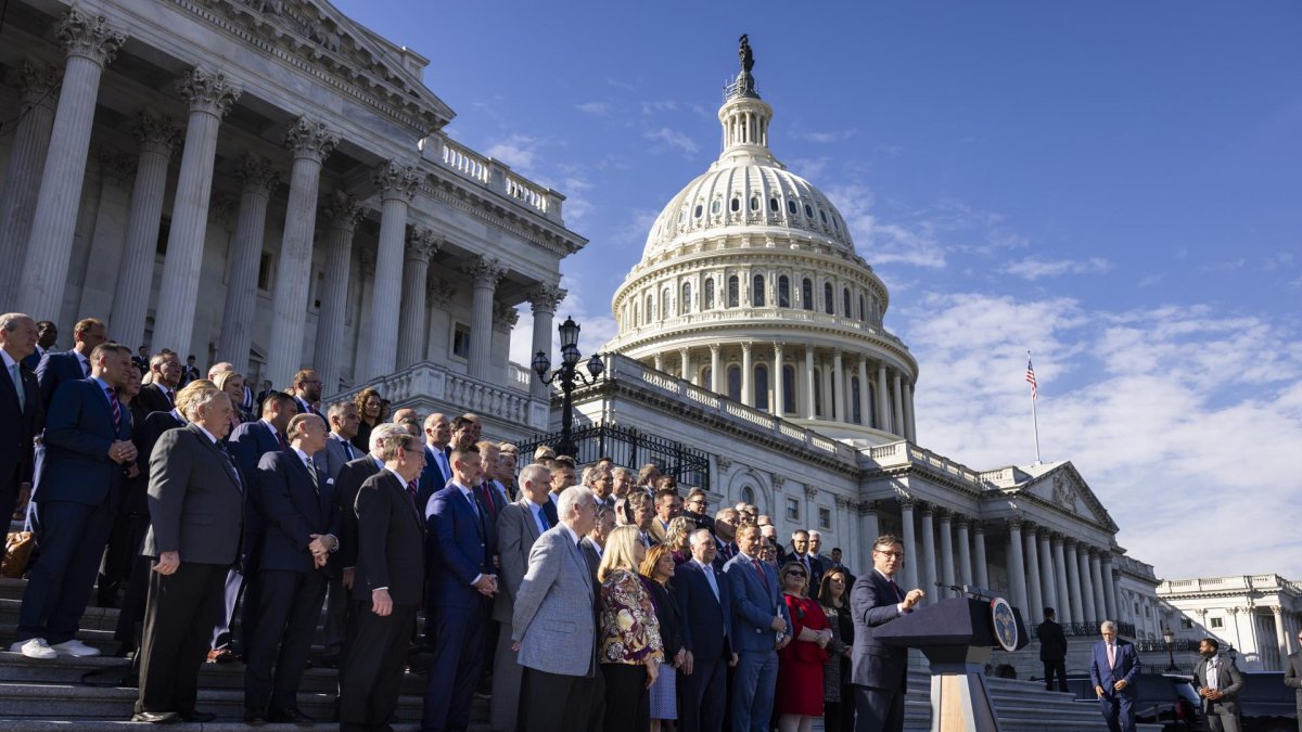 El líder de la Cámara Baja de EE.UU., Mike Johnson (d), durante un discurso en los exteriores del Capitolio.