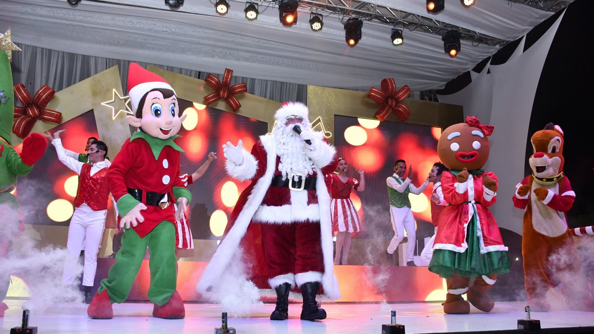 1. Policentro. Con más de 5.000 asistentes se encendió el tradicional árbol de Navidad, de 28 metros de altura, adornos de poinsettias (flor alusiva a la fiesta) y 3.000 focos.