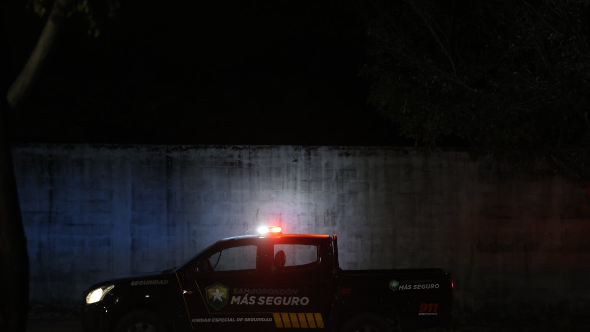 1. Patrulla municipal. Un carro del Plan Samborondón Más Seguro parecía haber sido abandonado por sus ocupantes.