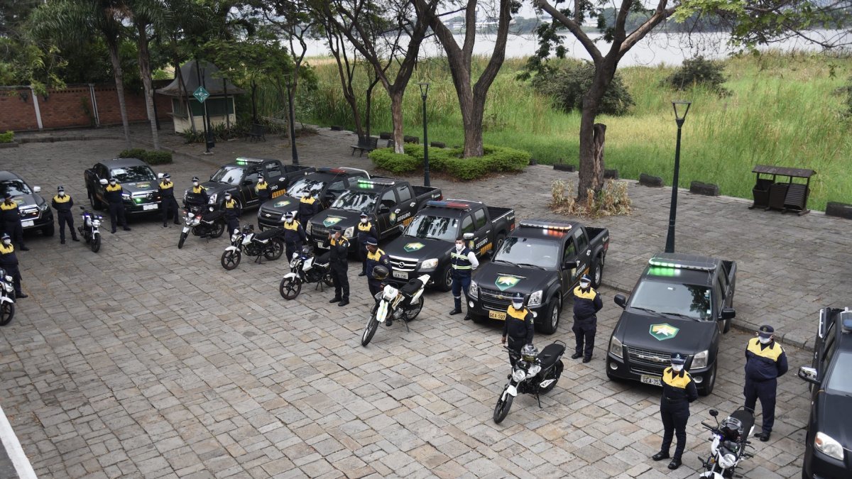 Insumos. Personal municipal posa para una foto oficial.