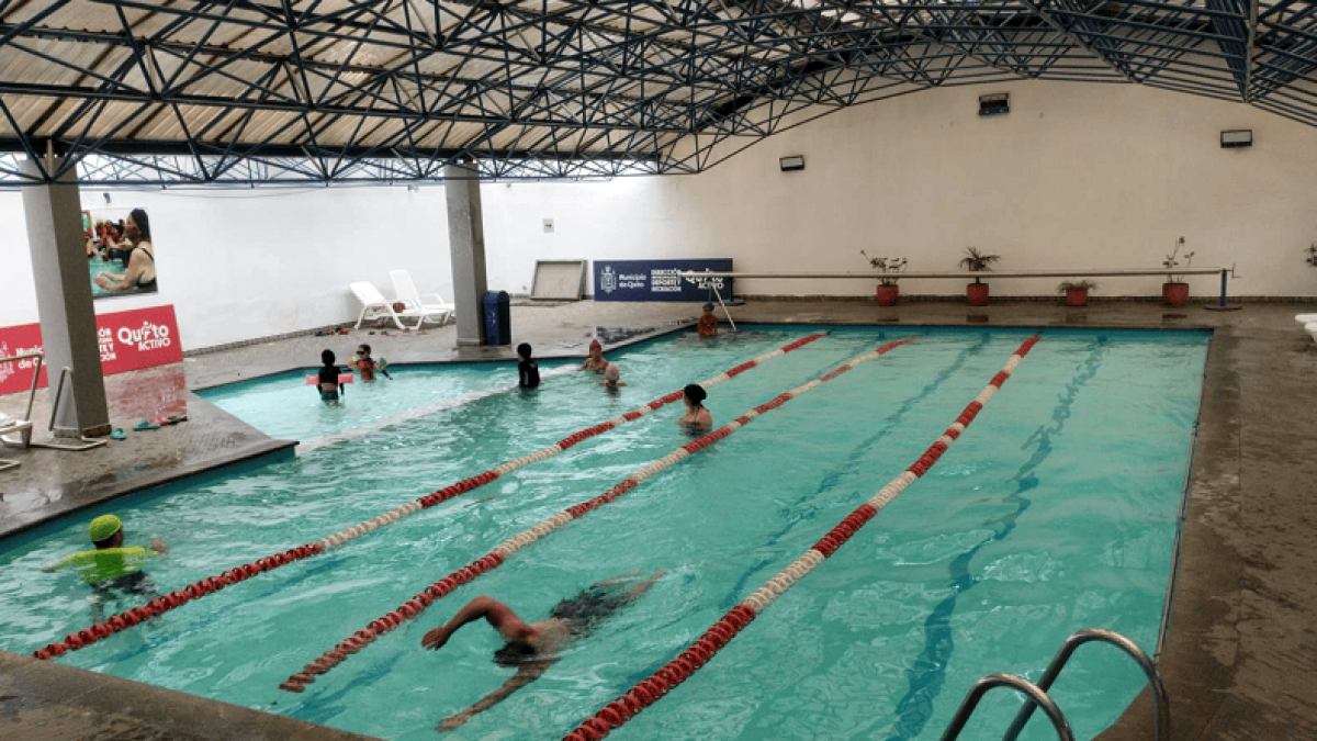 Los usuarios deben seguir ciertas reglas para usar la piscina.