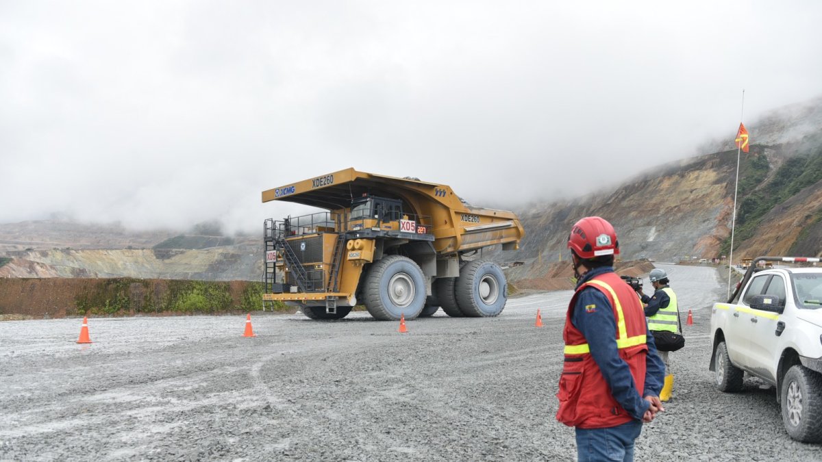 Camión que transporta material minero en el proyecto Mirador.