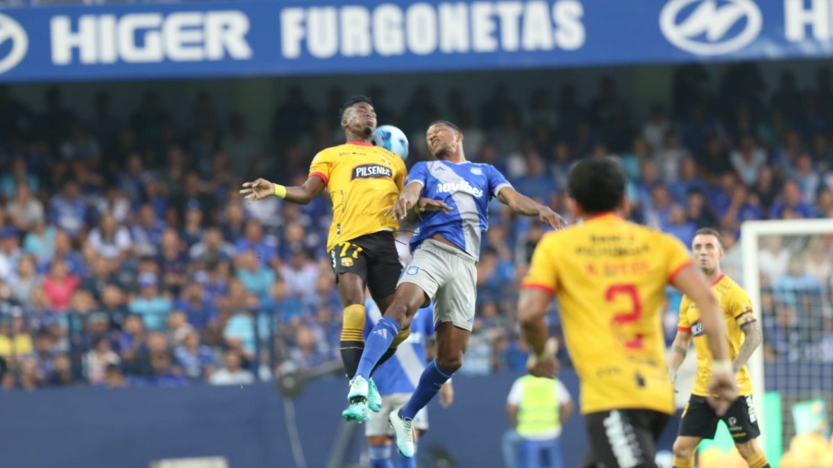 Barcelona y Emelec disputando el clásico del astillero en el Capwell