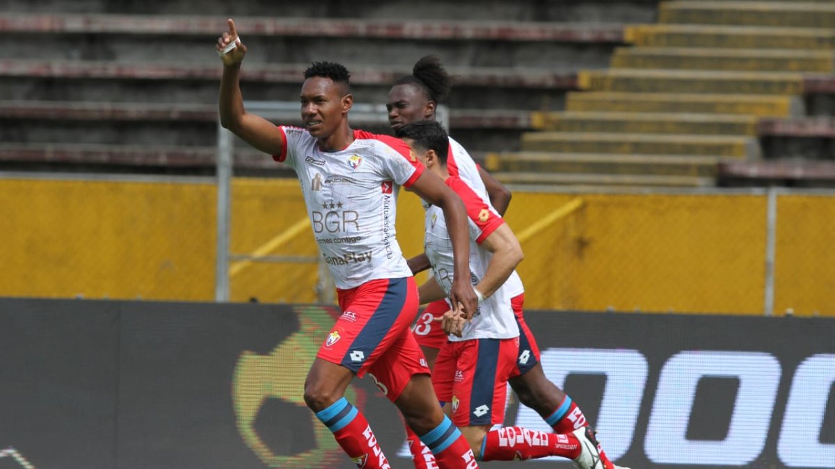 Los jugadores de El Nacional festejaron emocionados la importante victoria .