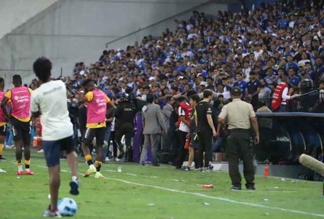 Emelec Vs Barcelona La Violencia Empañó El Clásico Del Astillero 0811