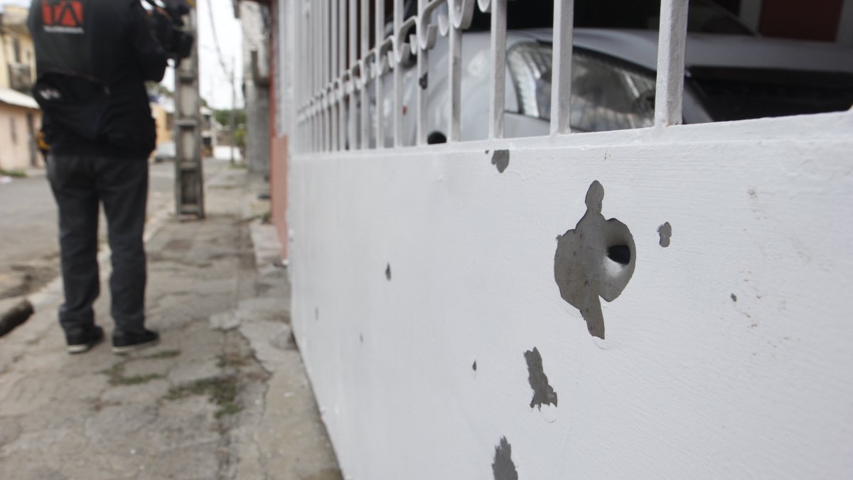 Los orificios producto de los proyectiles se evidencian en el exterior de una vivienda.