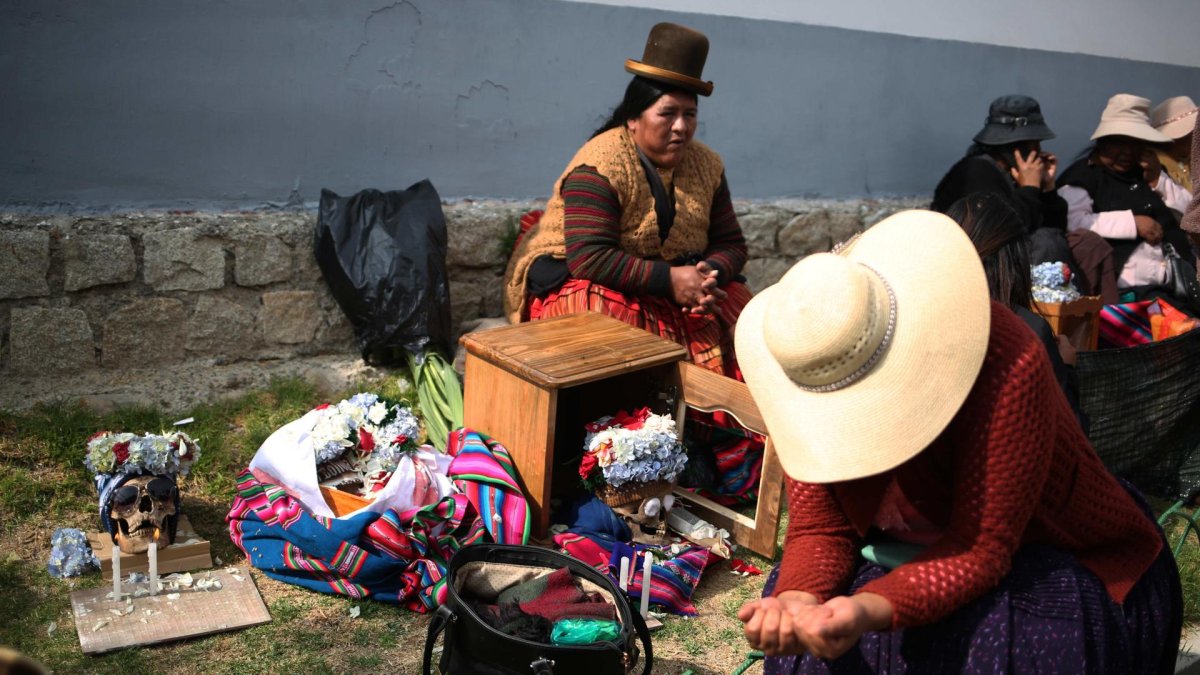 Indígenas aimaras de Bolivia fueron registradas junto a cráneos humanos, durante la festividad de las 