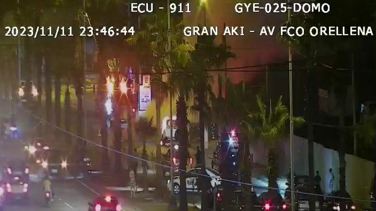 El incendio del vehículo se registró la noche del sábado 11 de noviembre.