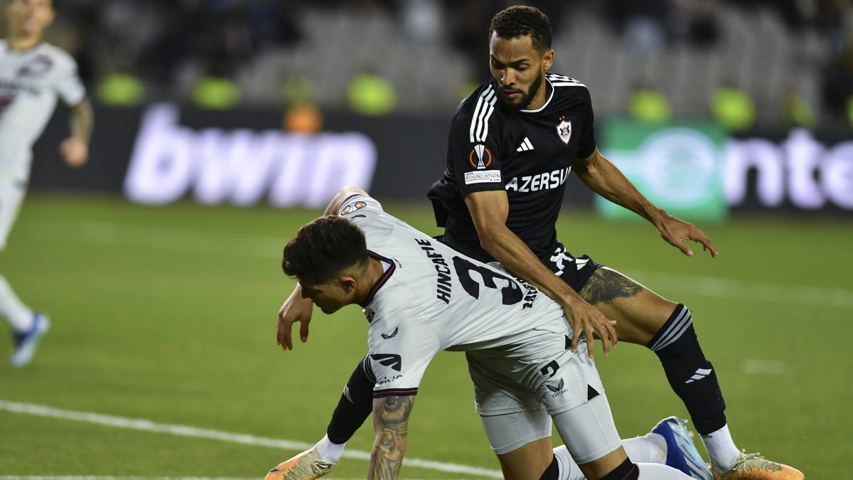 El futbolista tricolor cae en una jugada de peligro ante un rival del Berlín.