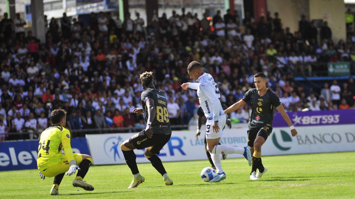 Liga de Quito (blanco) venció 2-0 a Libertad de Loja, en el marco de la fecha 13 de la LigaPro.