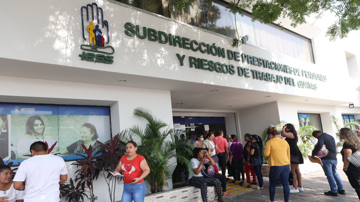 Trámites. Afiliados y familiares acuden a un centro de atención al usuario ubicado en el norte de Guayaquil.