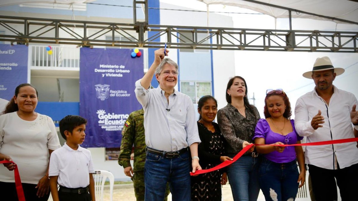 Acto. El presidente Guillermo Lasso en la entrega de 503 viviendas en la provincia.