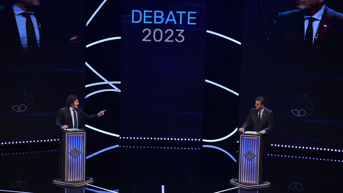 Los candidatos a la Presidencia argentina, el oficialista Sergio Massa (der.) y el libertario Javier Milei, participan en un debate presidencial.