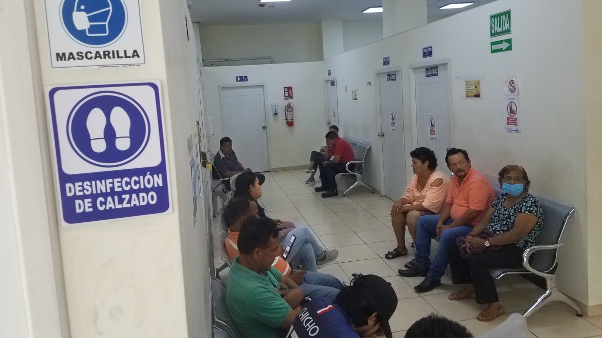 Atención. Cientos de pacientes recurren a una póliza para cubrir sus necesidades médicas.