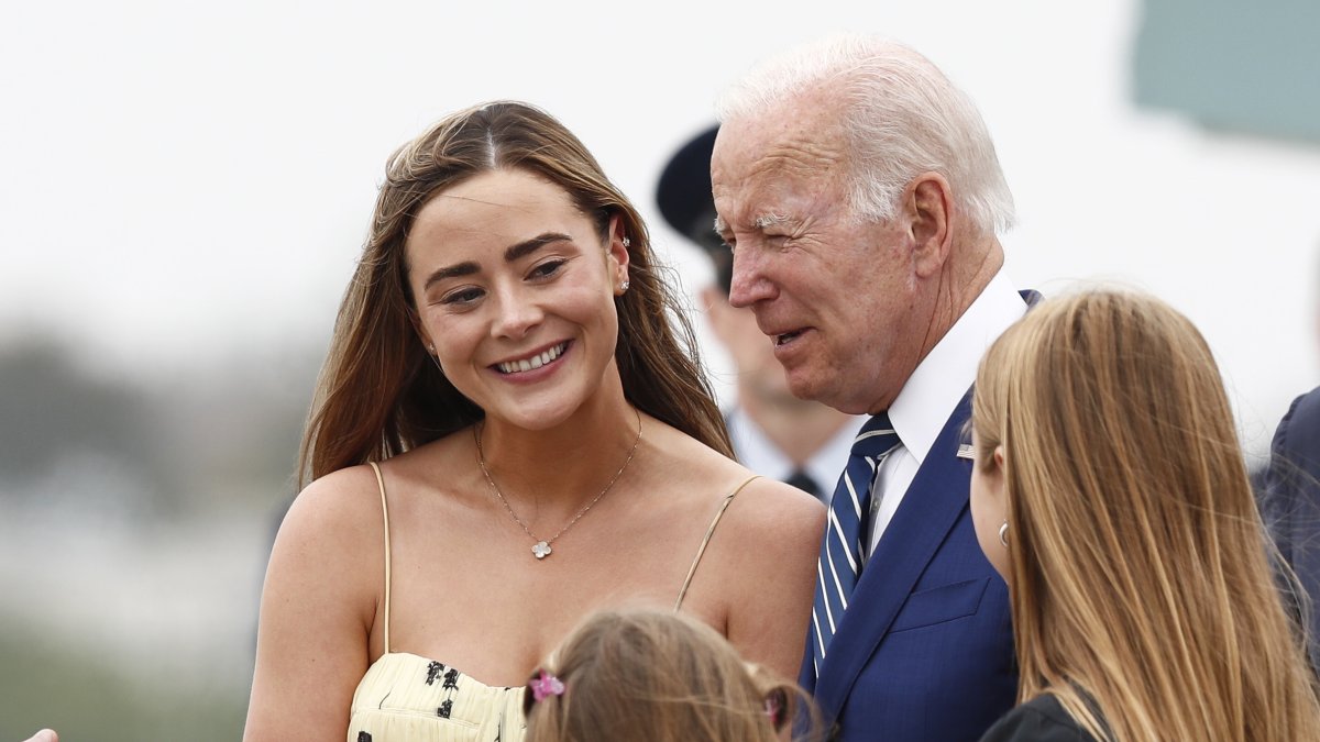 Imagen de archivo del presidente de Estados Unidos, Joe Biden (d) y su nieta Naomi Biden.