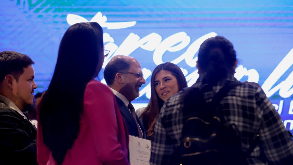Los asambleístas Henry Kronfle (PSC) y Valentina Centeno (ADN) durante la entrega de credenciales.