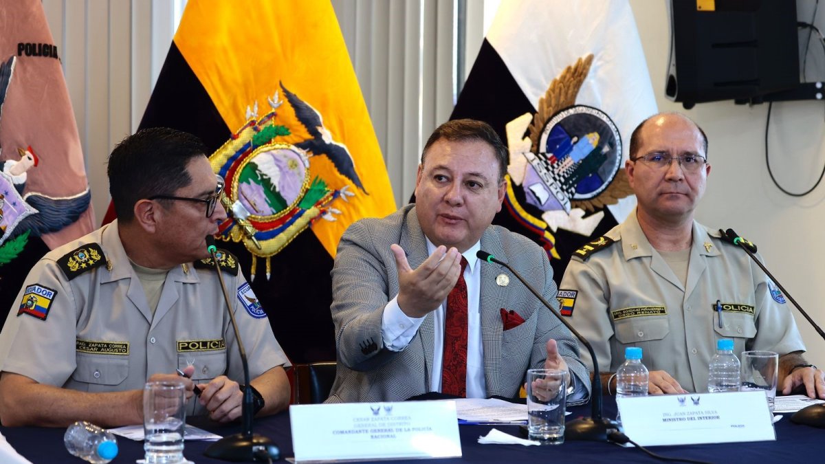 Anuncio. El ministro del Interior Juan Zapata, el comandante de la Policía César Zapata y el director del Isspol, Renato González.