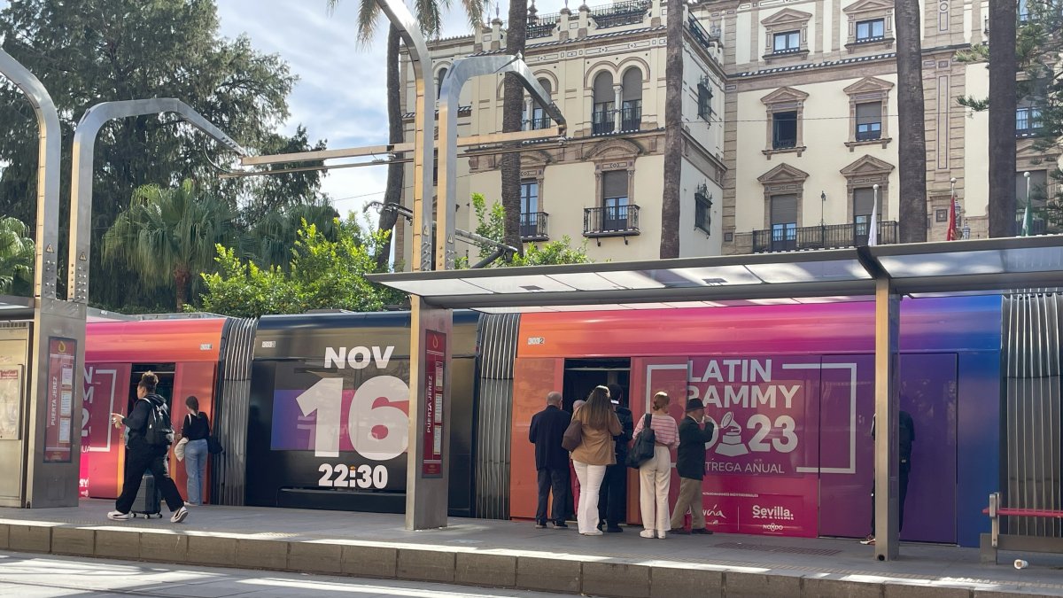 Las calles están empapeladas por publicidad de los premios.
