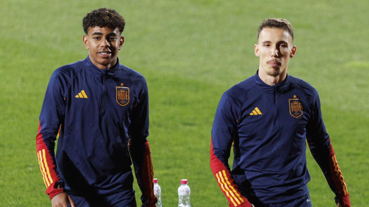 Los jugadores de la selección española de fútbol Álex Grimaldo (d) y Lamine Yamal, durante el entrenamiento celebrado este lunes 13 de noviembre en la Ciudad del Fútbol de Las Rozas, en Madrid.