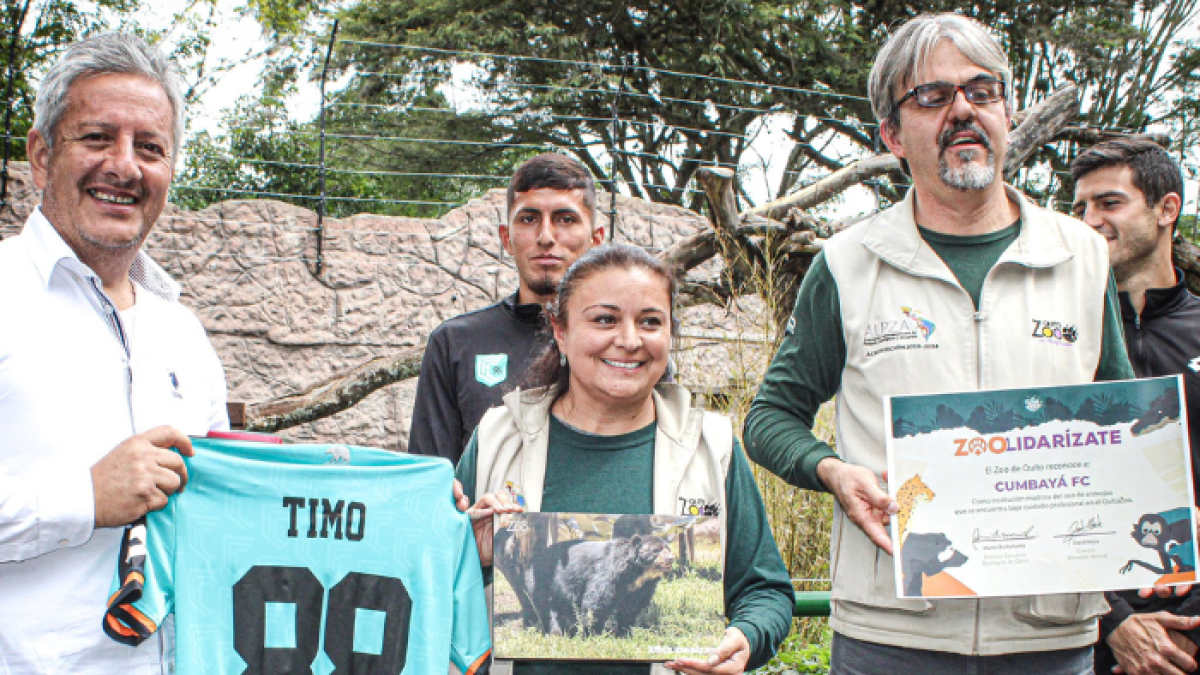 Directivos y jugadores del Cumbayá llegaron al zoológico para el apadrinamiento de Timo.