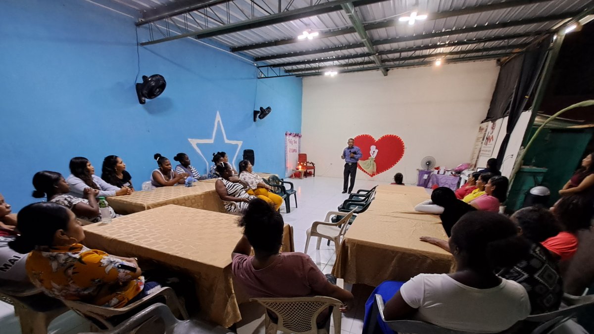 Reunión. Padres de familia junto al pastor alistan la fiesta de Navidad.
