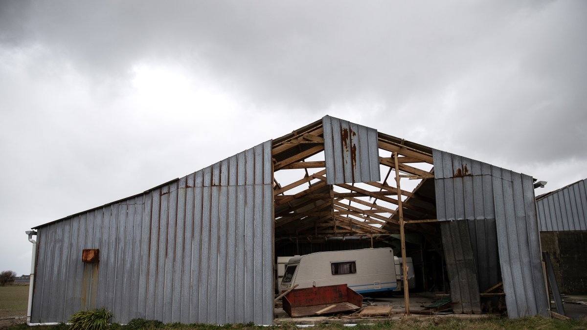 Fotografía de una propiedad dañada en Kerlouan, Francia, tras el paso de Ciarán.