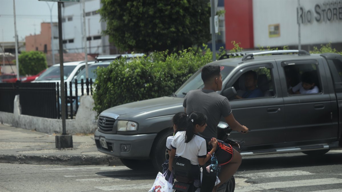 Conductores manejan con exceso de pasajeros.