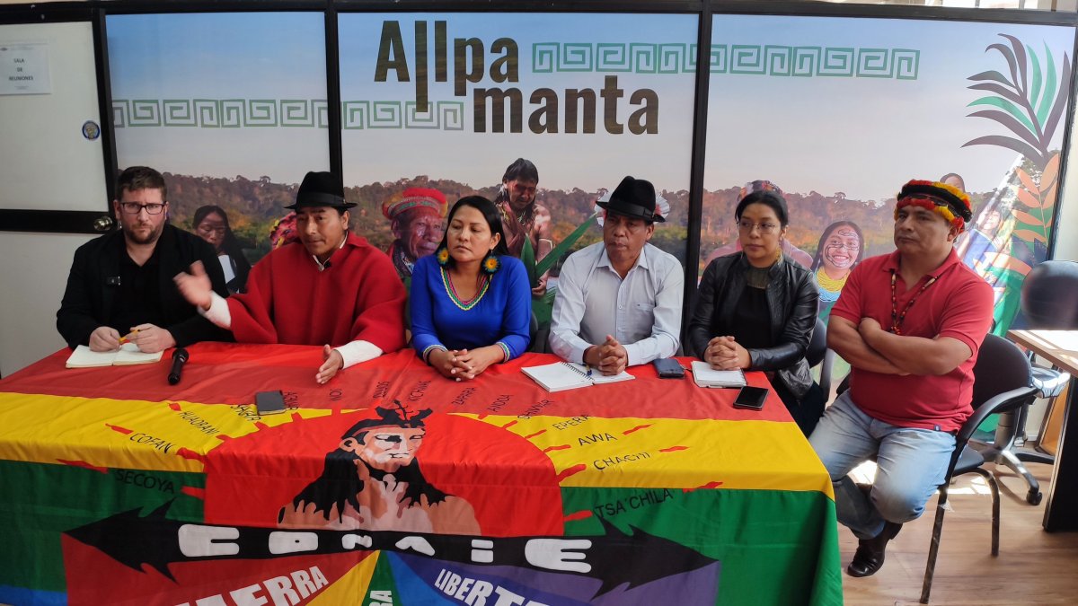 Miguel Urbán (i) y Leonidas Iza durante la rueda de prensa, en Quito.