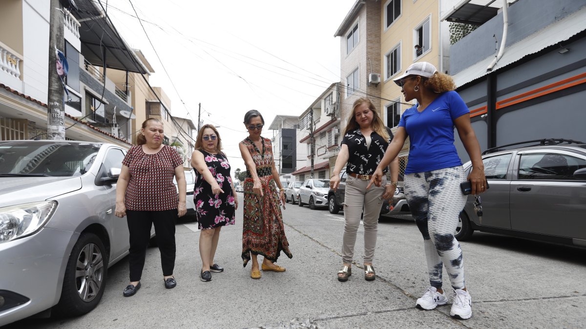 Vecinos. Algunos residentes muestran los huecos que quedaron en la calzada luego de que no se permitió la colocación de las rejas.