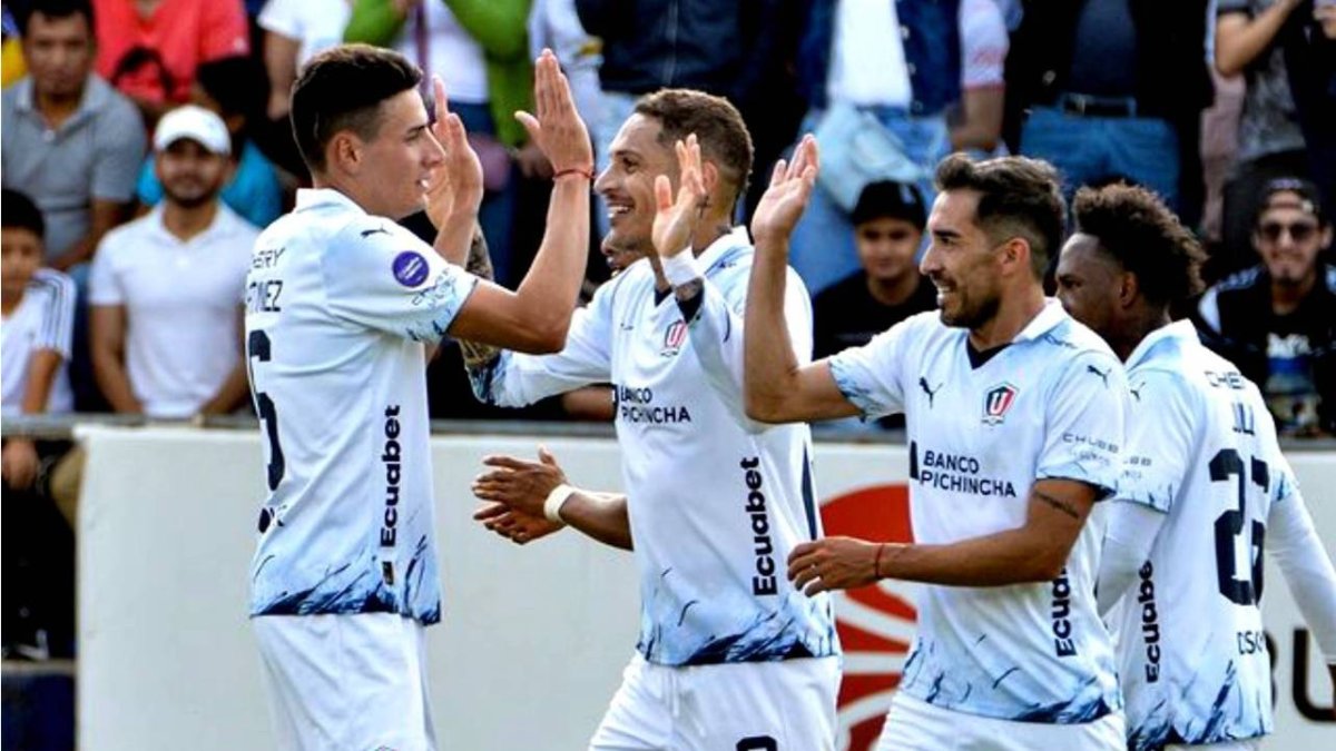 Paolo Guerrero (c) se ha convertido en el grito de gol de Liga de Quito.