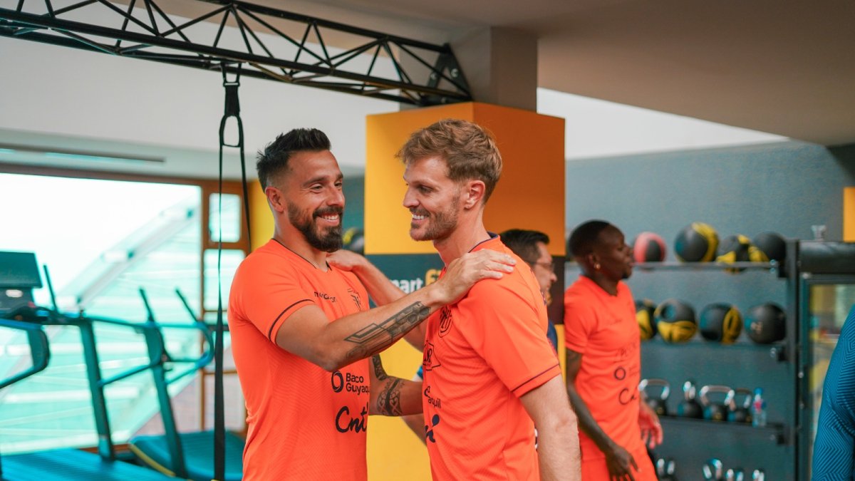 El arquero Javier Burrai (d) es una de las novedades de la Tricolor tuvo un cálido recibimiento.