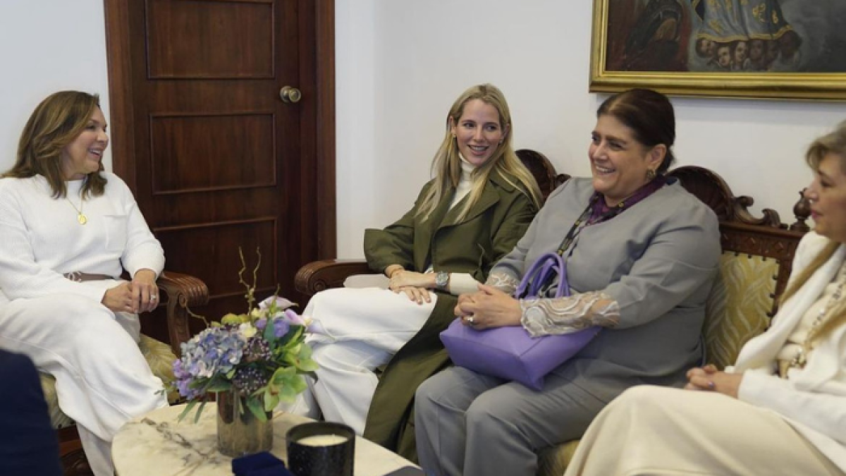 María de Lourdes Alcívar (izquierda) y Lavinia Valbonesi (centro) durante la reunión.