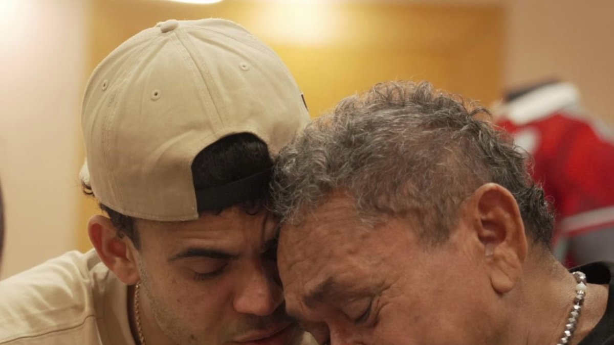 Luis Díaz, abraza a su padre Luis Manuel, quien estuvo 12 días secuestrado por el grupo guerrillero Ejército de Liberación Naiconal.