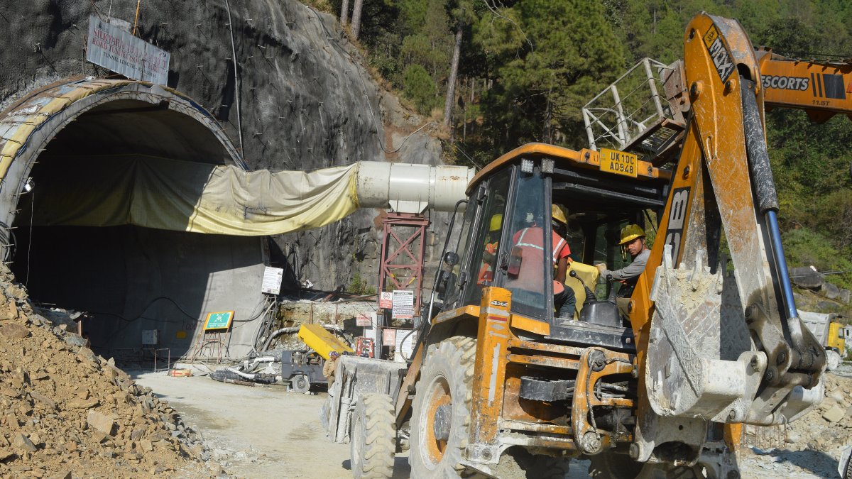 Una excavadora se prepara para entrar en el túnel tras su derrumbe, en la carretera nacional Brahmakhal Yamunotri en Uttarkashi, India, el 14 de noviembre de 2023.