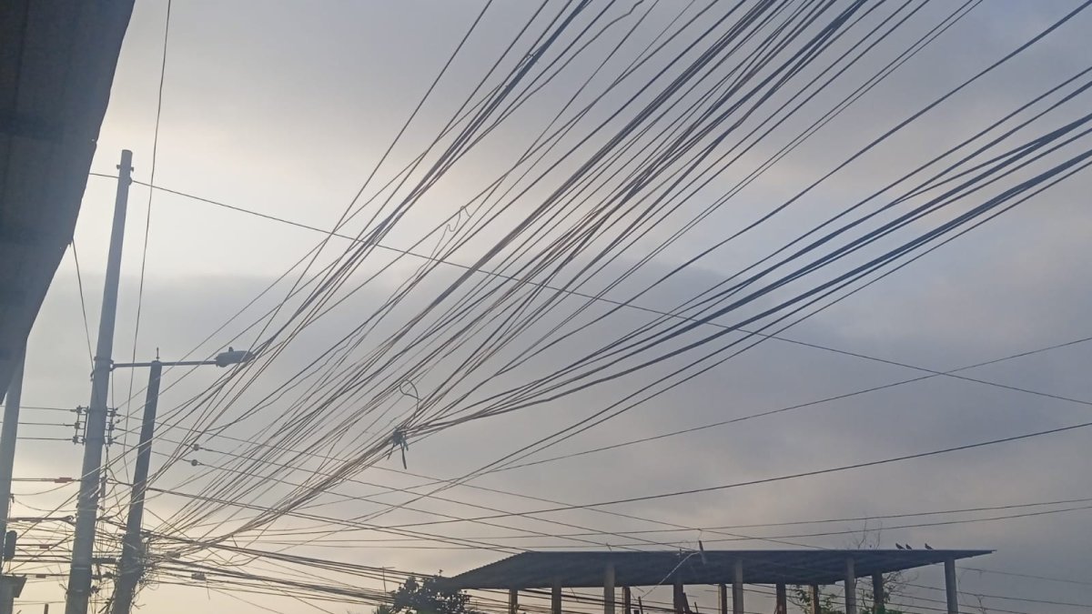 Uno de los problemas en la Juan Montalvo son los postes y la cantidad de cables que cuelgan en ellos. Más de uno ya tambalea por el peso.