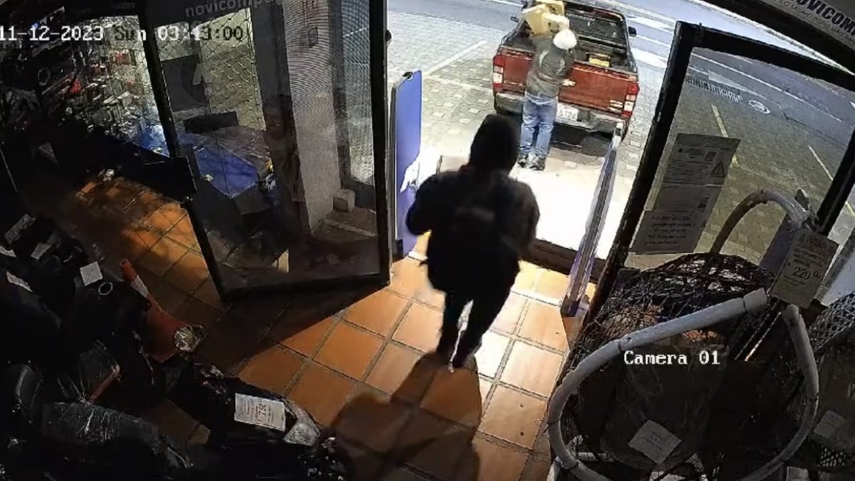 Los delincuentes se llevaron los artículos del local en cajas antes de subirlos a una camioneta roja