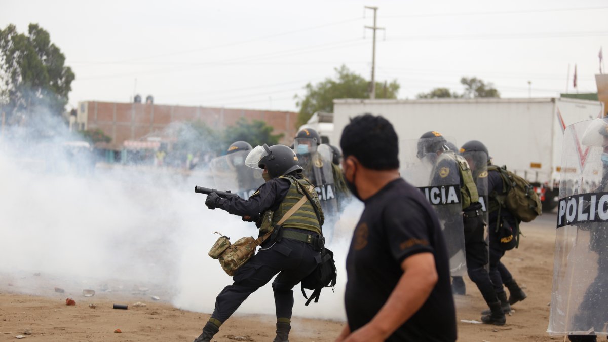 Imagen de archivo de manifestantes y la Policía se enfrentan en las protestas del 2020.