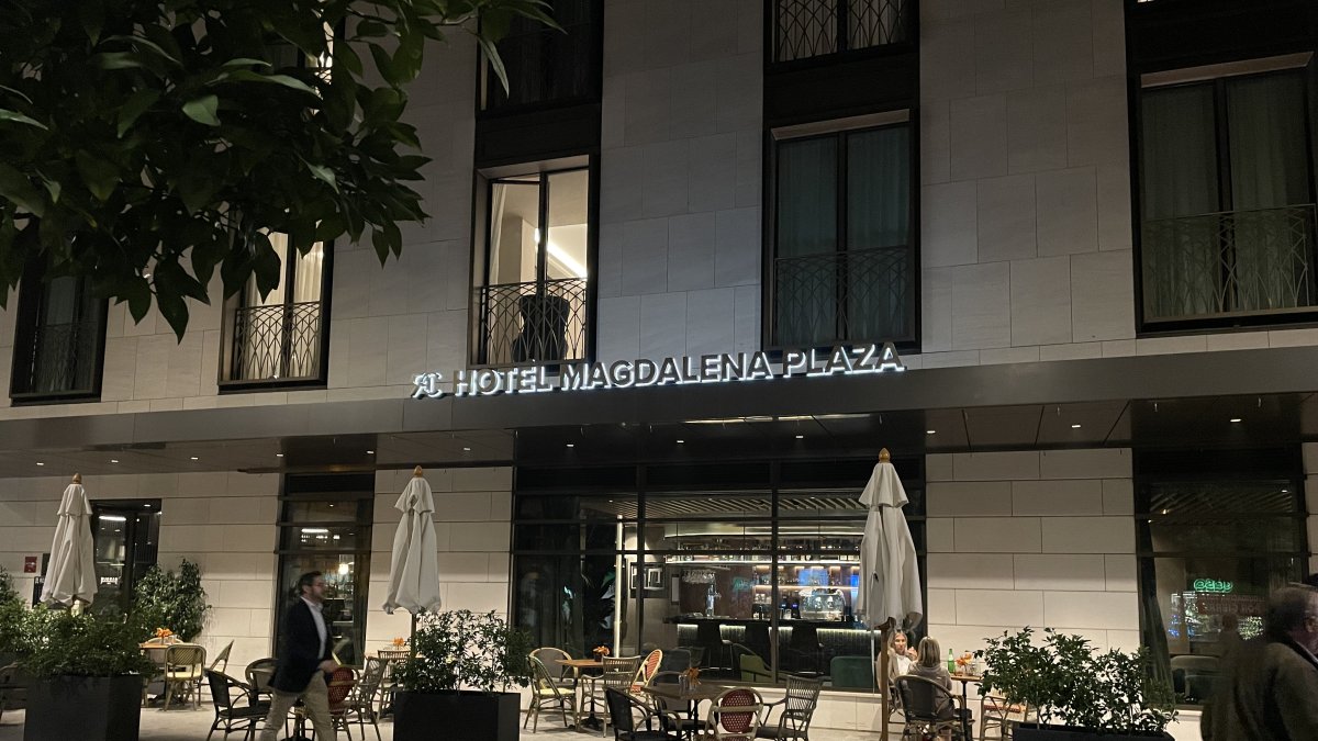 Los precios de las habitaciones en este hotel están entre 500 y 700 euros por noche.