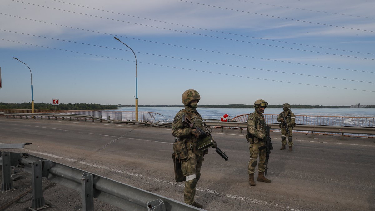 En la imagen se observa a militares rusos en el río Dniéper, cerca de Jersón, territorio que Ucrania asegura ha retomado.