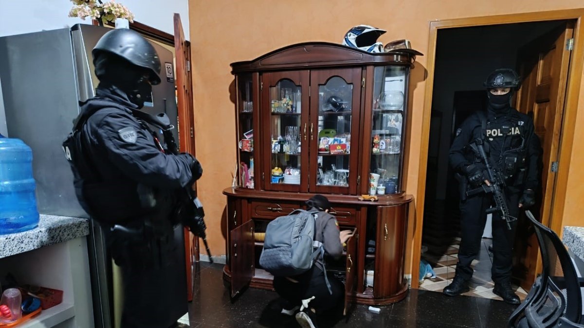 Elementos. Agentes de la Policía y de la Fiscalía recogieron indicios en domicilios y oficinas.