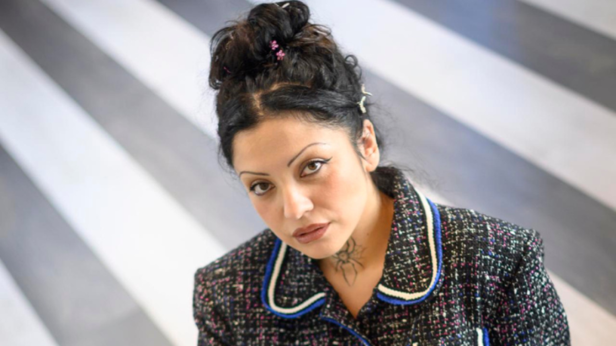 La artista chilena Mon Laferte durante una entrevista con EFE en Sevilla (España), donde asiste a la Semana de los premios Latin Grammy.